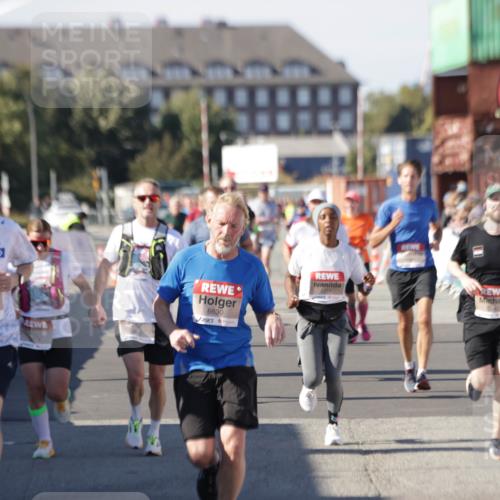 03.10.2025 - Köhlbrandbrückenlauf Jannik Wohlers http://msf.ph/oto/9052440 03.10.2025 13:09:04 Ziel 4057, 4138, 4197, 4346, 4351, 4381, 4403, 4505, 4544, 5242, 5705, 5842, 5953, 6372, 6630, 6814, 6816 meine-sportfotos.de