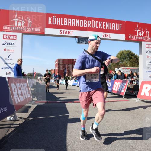 03.10.2025 - Köhlbrandbrückenlauf Lena Gebhardt http://msf.ph/oto/9052447 03.10.2025 13:06:26 Ziel 4015, 4122, 4124, 4396, 4550, 4658, 4659, 5563, 5641, 5970, 6193 meine-sportfotos.de