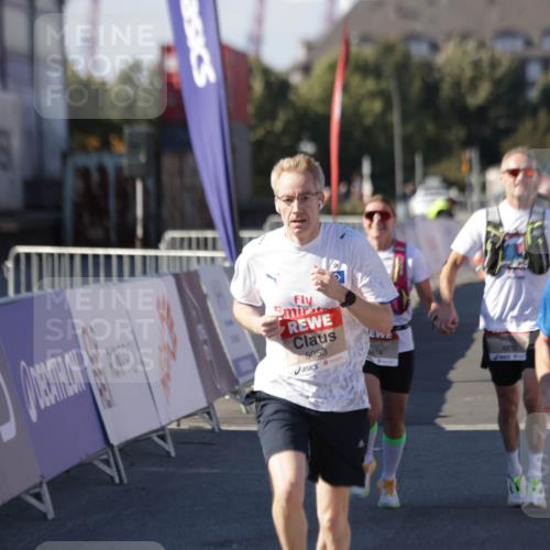 03.10.2025 - Köhlbrandbrückenlauf Jannik Wohlers http://msf.ph/oto/9052472 03.10.2025 13:09:06 Ziel 4057, 4138, 4197, 4346, 4351, 4381, 4403, 4486, 4505, 4901, 5242, 5705, 5842, 5953, 6372, 6562, 6630, 6814, 6816 meine-sportfotos.de