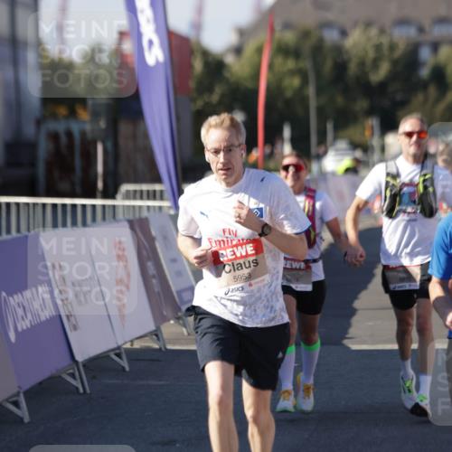 03.10.2025 - Köhlbrandbrückenlauf Jannik Wohlers http://msf.ph/oto/9052477 03.10.2025 13:09:06 Ziel 4057, 4138, 4197, 4346, 4351, 4381, 4403, 4486, 4505, 4901, 5242, 5705, 5842, 5953, 6372, 6562, 6630, 6814, 6816 meine-sportfotos.de