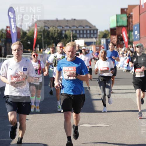 03.10.2025 - Köhlbrandbrückenlauf Jannik Wohlers http://msf.ph/oto/9052520 03.10.2025 13:09:07 Ziel 4057, 4197, 4346, 4351, 4377, 4381, 4403, 4486, 4505, 4901, 5242, 5842, 5953, 6372, 6562, 6630, 6814, 6816 meine-sportfotos.de