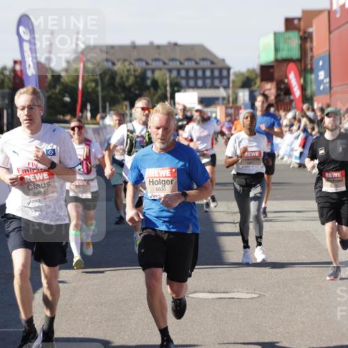 03.10.2025 - Köhlbrandbrückenlauf Jannik Wohlers http://msf.ph/oto/9052527 03.10.2025 13:09:07 Ziel 4057, 4197, 4346, 4351, 4377, 4381, 4403, 4486, 4505, 4901, 5242, 5842, 5953, 6372, 6562, 6630, 6814, 6816 meine-sportfotos.de