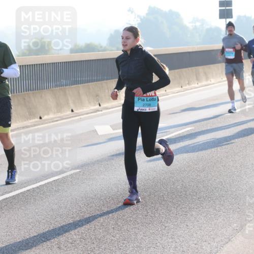 03.10.2025 - Köhlbrandbrückenlauf Lena Gebhardt http://msf.ph/oto/9052541 03.10.2025 09:15:19 Position 1 1180, 2708 meine-sportfotos.de