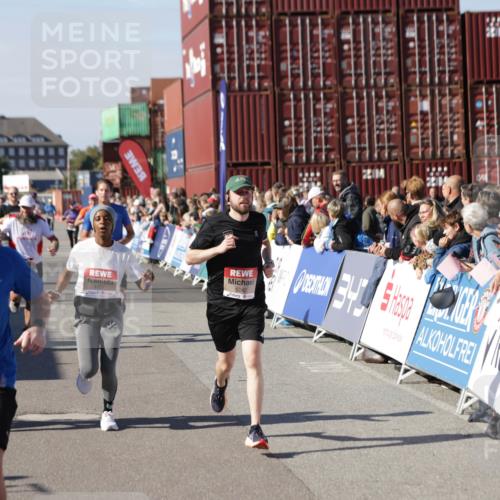 03.10.2025 - Köhlbrandbrückenlauf Jannik Wohlers http://msf.ph/oto/9052550 03.10.2025 13:09:08 Ziel 4057, 4197, 4346, 4351, 4377, 4381, 4403, 4486, 4505, 4901, 5242, 5740, 5953, 6372, 6562, 6630, 6814, 6816 meine-sportfotos.de