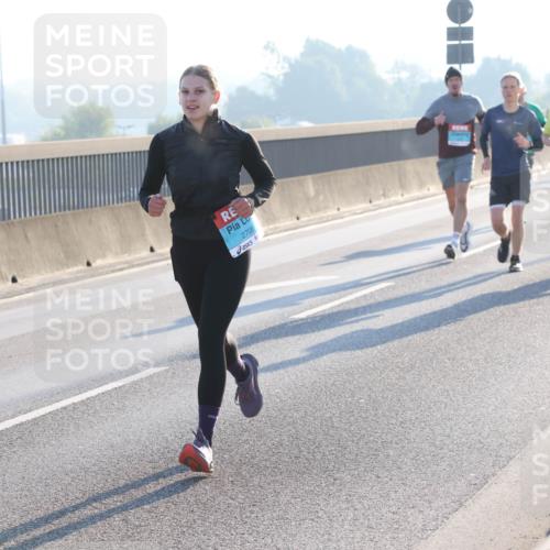 03.10.2025 - Köhlbrandbrückenlauf Lena Gebhardt http://msf.ph/oto/9052553 03.10.2025 09:15:20 Position 1 1180, 2708 meine-sportfotos.de