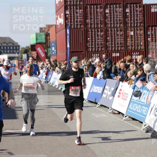 03.10.2025 - Köhlbrandbrückenlauf Jannik Wohlers http://msf.ph/oto/9052556 03.10.2025 13:09:08 Ziel 4057, 4197, 4346, 4351, 4377, 4381, 4403, 4486, 4505, 4901, 5242, 5740, 5953, 6372, 6562, 6630, 6814, 6816 meine-sportfotos.de