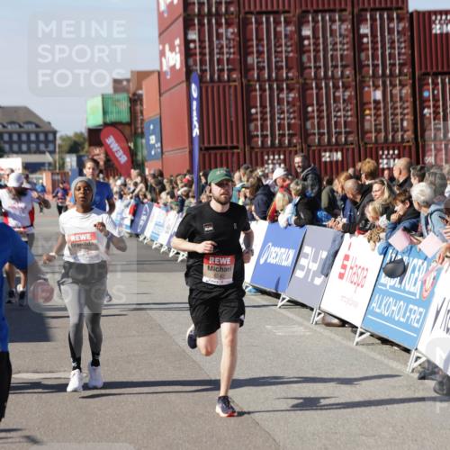 03.10.2025 - Köhlbrandbrückenlauf Jannik Wohlers http://msf.ph/oto/9052562 03.10.2025 13:09:08 Ziel 4057, 4197, 4346, 4351, 4377, 4381, 4403, 4486, 4505, 4901, 5242, 5740, 5953, 6372, 6562, 6630, 6814, 6816 meine-sportfotos.de