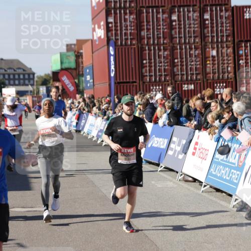 03.10.2025 - Köhlbrandbrückenlauf Jannik Wohlers http://msf.ph/oto/9052566 03.10.2025 13:09:08 Ziel 4057, 4197, 4346, 4351, 4377, 4381, 4403, 4486, 4505, 4901, 5242, 5740, 5953, 6372, 6562, 6630, 6814, 6816 meine-sportfotos.de