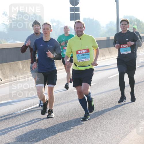 03.10.2025 - Köhlbrandbrückenlauf Lena Gebhardt http://msf.ph/oto/9052591 03.10.2025 09:15:21 Position 1 1083, 3775 meine-sportfotos.de