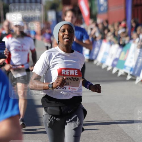 03.10.2025 - Köhlbrandbrückenlauf Jannik Wohlers http://msf.ph/oto/9052608 03.10.2025 13:09:09 Ziel 4057, 4197, 4346, 4351, 4377, 4381, 4403, 4486, 4505, 4901, 5242, 5740, 5953, 6372, 6562, 6630, 6814, 6816 meine-sportfotos.de