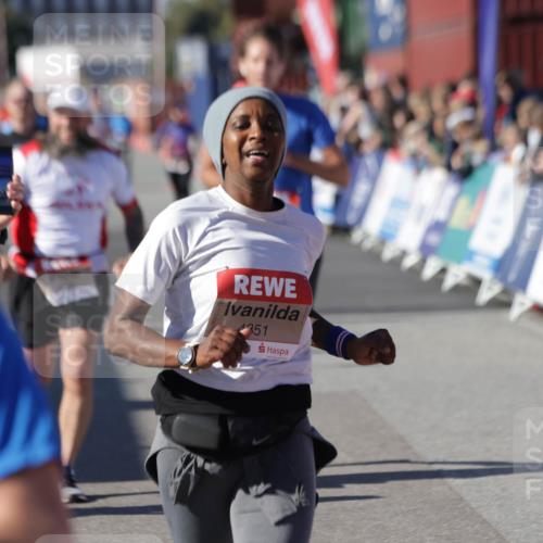 03.10.2025 - Köhlbrandbrückenlauf Jannik Wohlers http://msf.ph/oto/9052613 03.10.2025 13:09:09 Ziel 4057, 4197, 4346, 4351, 4377, 4381, 4403, 4486, 4505, 4901, 5242, 5740, 5953, 6372, 6562, 6630, 6814, 6816 meine-sportfotos.de