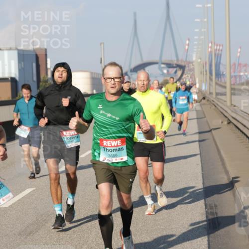 03.10.2025 - Köhlbrandbrückenlauf Jannik Wohlers http://msf.ph/oto/9052628 03.10.2025 09:46:54 Position 3 2712, 2948, 3658 meine-sportfotos.de