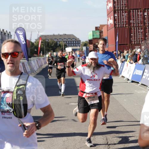 03.10.2025 - Köhlbrandbrückenlauf Jannik Wohlers http://msf.ph/oto/9052668 03.10.2025 13:09:11 Ziel 4057, 4197, 4334, 4346, 4351, 4377, 4381, 4486, 4901, 5242, 5740, 5953, 6037, 6562, 6630, 6814, 6816 meine-sportfotos.de