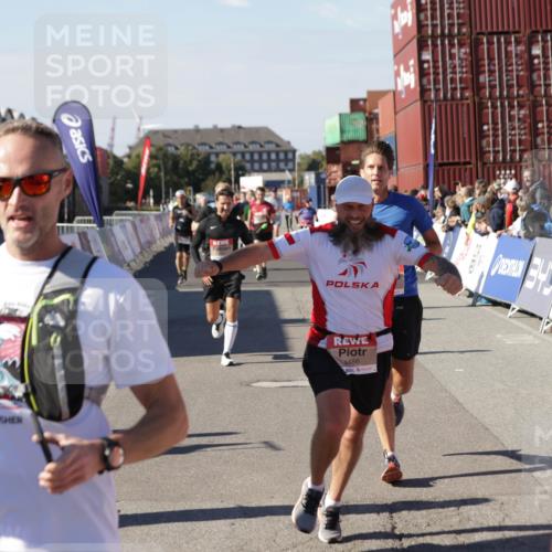 03.10.2025 - Köhlbrandbrückenlauf Jannik Wohlers http://msf.ph/oto/9052678 03.10.2025 13:09:11 Ziel 4057, 4197, 4334, 4346, 4351, 4377, 4381, 4486, 4901, 5242, 5740, 5953, 6037, 6562, 6630, 6814, 6816 meine-sportfotos.de