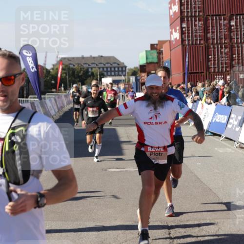 03.10.2025 - Köhlbrandbrückenlauf Jannik Wohlers http://msf.ph/oto/9052686 03.10.2025 13:09:12 Ziel 4197, 4334, 4346, 4351, 4377, 4381, 4486, 4901, 5242, 5740, 5953, 6037, 6562, 6630, 6814, 6816 meine-sportfotos.de