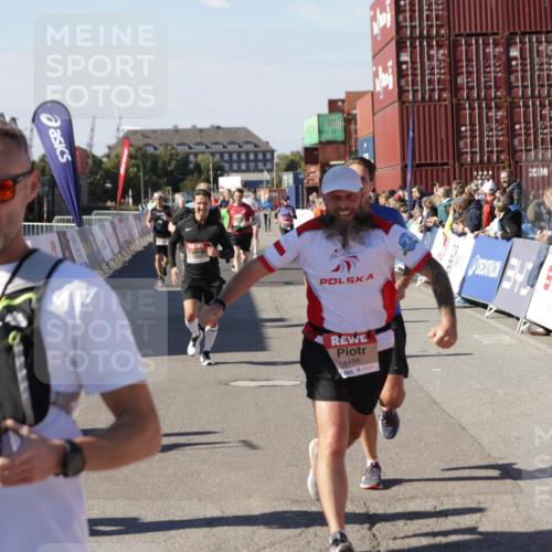 03.10.2025 - Köhlbrandbrückenlauf Jannik Wohlers http://msf.ph/oto/9052690 03.10.2025 13:09:12 Ziel 4197, 4334, 4346, 4351, 4377, 4381, 4486, 4901, 5242, 5740, 5953, 6037, 6562, 6630, 6814, 6816 meine-sportfotos.de