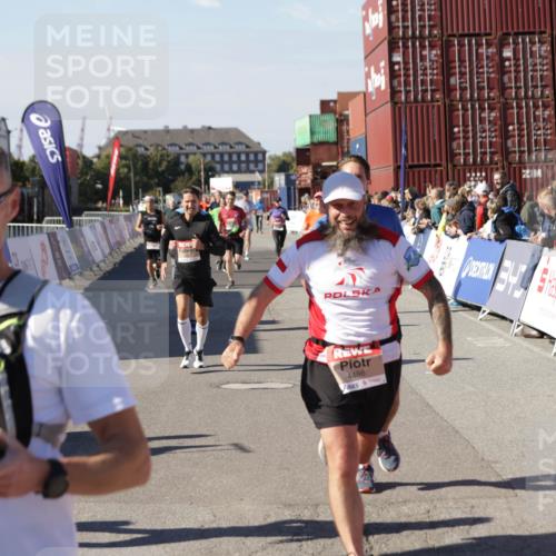 03.10.2025 - Köhlbrandbrückenlauf Jannik Wohlers http://msf.ph/oto/9052698 03.10.2025 13:09:12 Ziel 4197, 4334, 4346, 4351, 4377, 4381, 4486, 4901, 5242, 5740, 5953, 6037, 6562, 6630, 6814, 6816 meine-sportfotos.de