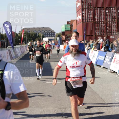 03.10.2025 - Köhlbrandbrückenlauf Jannik Wohlers http://msf.ph/oto/9052702 03.10.2025 13:09:12 Ziel 4197, 4334, 4346, 4351, 4377, 4381, 4486, 4901, 5242, 5740, 5953, 6037, 6562, 6630, 6814, 6816 meine-sportfotos.de
