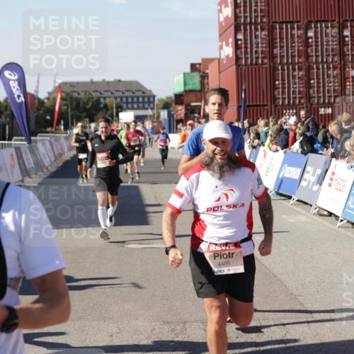 03.10.2025 - Köhlbrandbrückenlauf Jannik Wohlers http://msf.ph/oto/9052708 03.10.2025 13:09:12 Ziel 4197, 4334, 4346, 4351, 4377, 4381, 4486, 4901, 5242, 5740, 5953, 6037, 6562, 6630, 6814, 6816 meine-sportfotos.de