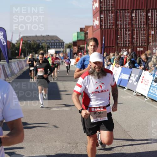 03.10.2025 - Köhlbrandbrückenlauf Jannik Wohlers http://msf.ph/oto/9052712 03.10.2025 13:09:12 Ziel 4197, 4334, 4346, 4351, 4377, 4381, 4486, 4901, 5242, 5740, 5953, 6037, 6562, 6630, 6814, 6816 meine-sportfotos.de
