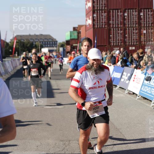 03.10.2025 - Köhlbrandbrückenlauf Jannik Wohlers http://msf.ph/oto/9052717 03.10.2025 13:09:12 Ziel 4197, 4334, 4346, 4351, 4377, 4381, 4486, 4901, 5242, 5740, 5953, 6037, 6562, 6630, 6814, 6816 meine-sportfotos.de