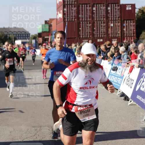 03.10.2025 - Köhlbrandbrückenlauf Jannik Wohlers http://msf.ph/oto/9052733 03.10.2025 13:09:12 Ziel 4197, 4334, 4346, 4351, 4377, 4381, 4486, 4901, 5242, 5740, 5953, 6037, 6562, 6630, 6814, 6816 meine-sportfotos.de
