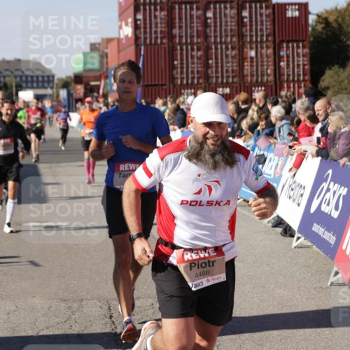 03.10.2025 - Köhlbrandbrückenlauf Jannik Wohlers http://msf.ph/oto/9052739 03.10.2025 13:09:12 Ziel 4197, 4334, 4346, 4351, 4377, 4381, 4486, 4901, 5242, 5740, 5953, 6037, 6562, 6630, 6814, 6816 meine-sportfotos.de