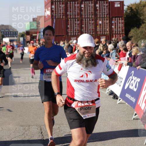 03.10.2025 - Köhlbrandbrückenlauf Jannik Wohlers http://msf.ph/oto/9052746 03.10.2025 13:09:12 Ziel 4197, 4334, 4346, 4351, 4377, 4381, 4486, 4901, 5242, 5740, 5953, 6037, 6562, 6630, 6814, 6816 meine-sportfotos.de