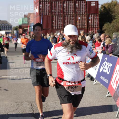 03.10.2025 - Köhlbrandbrückenlauf Jannik Wohlers http://msf.ph/oto/9052747 03.10.2025 13:09:12 Ziel 4197, 4334, 4346, 4351, 4377, 4381, 4486, 4901, 5242, 5740, 5953, 6037, 6562, 6630, 6814, 6816 meine-sportfotos.de
