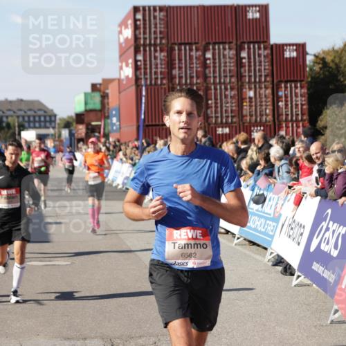 03.10.2025 - Köhlbrandbrückenlauf Jannik Wohlers http://msf.ph/oto/9052774 03.10.2025 13:09:13 Ziel 4197, 4334, 4346, 4351, 4377, 4486, 4901, 5242, 5740, 5953, 6037, 6062, 6349, 6562, 6630, 6814, 6816 meine-sportfotos.de