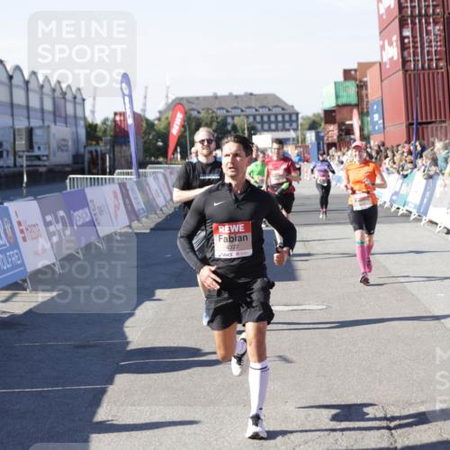 03.10.2025 - Köhlbrandbrückenlauf Jannik Wohlers http://msf.ph/oto/9052795 03.10.2025 13:09:13 Ziel 4197, 4334, 4346, 4351, 4377, 4486, 4901, 5242, 5740, 5953, 6037, 6062, 6349, 6562, 6630, 6814, 6816 meine-sportfotos.de