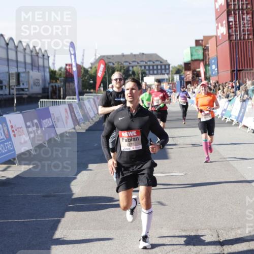 03.10.2025 - Köhlbrandbrückenlauf Jannik Wohlers http://msf.ph/oto/9052799 03.10.2025 13:09:14 Ziel 4197, 4334, 4351, 4377, 4486, 4681, 4901, 5242, 5740, 5953, 6037, 6062, 6349, 6562, 6630, 6814, 6816 meine-sportfotos.de