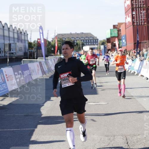 03.10.2025 - Köhlbrandbrückenlauf Jannik Wohlers http://msf.ph/oto/9052822 03.10.2025 13:09:14 Ziel 4197, 4334, 4351, 4377, 4486, 4681, 4901, 5242, 5740, 5953, 6037, 6062, 6349, 6562, 6630, 6814, 6816 meine-sportfotos.de