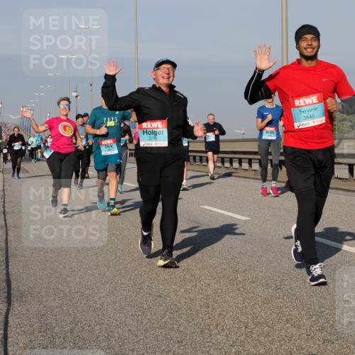 03.10.2025 - Köhlbrandbrückenlauf Fabian Wolf http://msf.ph/oto/9052872 03.10.2025 10:02:20 Position 3 2018, 3697, 3840 meine-sportfotos.de