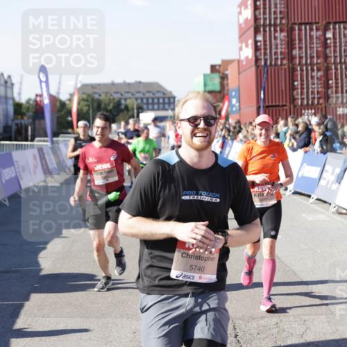 03.10.2025 - Köhlbrandbrückenlauf Jannik Wohlers http://msf.ph/oto/9052902 03.10.2025 13:09:16 Ziel 4334, 4351, 4377, 4486, 4681, 4901, 5061, 5242, 5740, 5953, 6037, 6062, 6349, 6562, 6630, 6661, 6743, 6814, 6816 meine-sportfotos.de