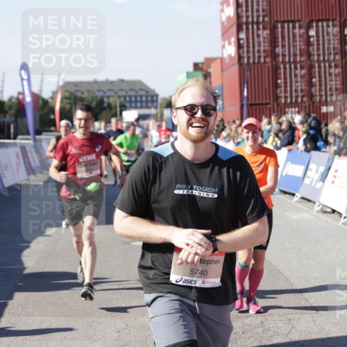 03.10.2025 - Köhlbrandbrückenlauf Jannik Wohlers http://msf.ph/oto/9052910 03.10.2025 13:09:16 Ziel 4334, 4351, 4377, 4486, 4681, 4901, 5061, 5242, 5740, 5953, 6037, 6062, 6349, 6562, 6630, 6661, 6743, 6814, 6816 meine-sportfotos.de