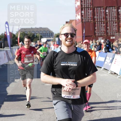 03.10.2025 - Köhlbrandbrückenlauf Jannik Wohlers http://msf.ph/oto/9052911 03.10.2025 13:09:16 Ziel 4334, 4351, 4377, 4486, 4681, 4901, 5061, 5242, 5740, 5953, 6037, 6062, 6349, 6562, 6630, 6661, 6743, 6814, 6816 meine-sportfotos.de