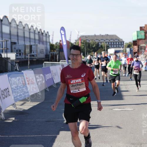 03.10.2025 - Köhlbrandbrückenlauf Jannik Wohlers http://msf.ph/oto/9052916 03.10.2025 13:09:16 Ziel 4334, 4351, 4377, 4486, 4681, 4901, 5061, 5242, 5740, 5953, 6037, 6062, 6349, 6562, 6630, 6661, 6743, 6814, 6816 meine-sportfotos.de
