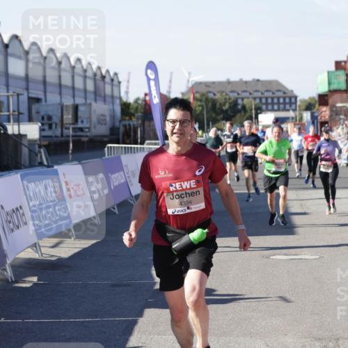 03.10.2025 - Köhlbrandbrückenlauf Jannik Wohlers http://msf.ph/oto/9052921 03.10.2025 13:09:17 Ziel 4334, 4351, 4377, 4486, 4681, 4901, 5061, 5242, 5740, 5953, 6037, 6062, 6349, 6562, 6630, 6661, 6743, 6814, 6816 meine-sportfotos.de