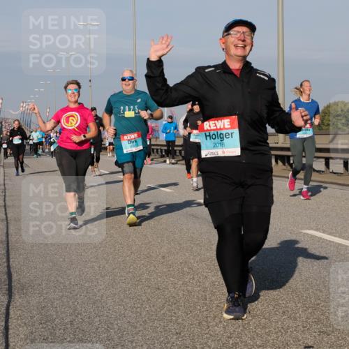 03.10.2025 - Köhlbrandbrückenlauf Fabian Wolf http://msf.ph/oto/9052931 03.10.2025 10:02:21 Position 3 2025, 3697, 2018 meine-sportfotos.de