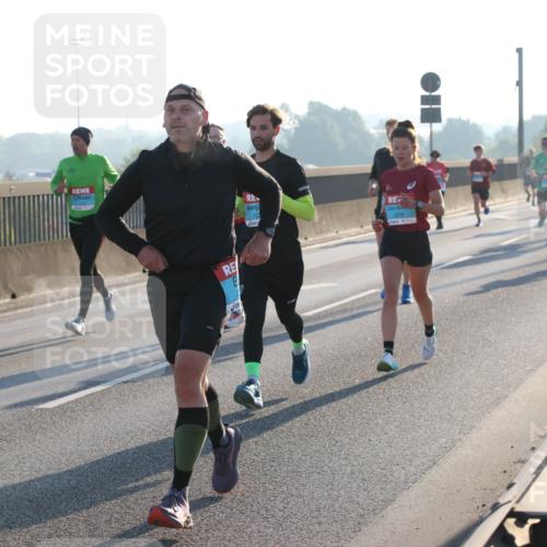 03.10.2025 - Köhlbrandbrückenlauf Lena Gebhardt http://msf.ph/oto/9052935 03.10.2025 09:15:34 Position 1 3376 meine-sportfotos.de