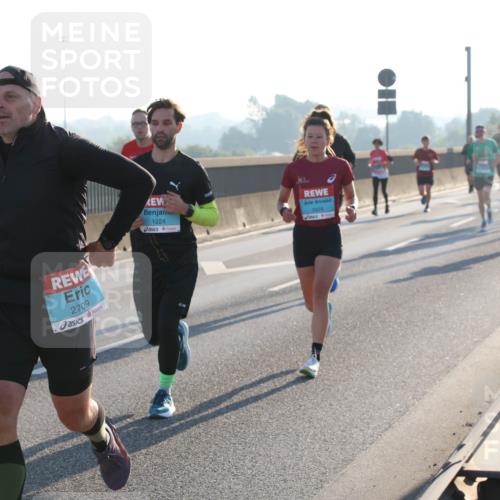 03.10.2025 - Köhlbrandbrückenlauf Lena Gebhardt http://msf.ph/oto/9052944 03.10.2025 09:15:34 Position 1 2709, 1224, 3376 meine-sportfotos.de