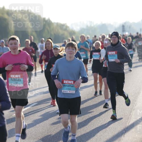 03.10.2025 - Köhlbrandbrückenlauf Jannik Wohlers http://msf.ph/oto/9053021 03.10.2025 09:19:45 Position 3 1801, 1755, 1753, 2323 meine-sportfotos.de