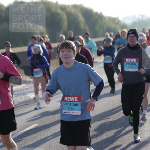 03.10.2025 - Köhlbrandbrückenlauf Jannik Wohlers http://msf.ph/oto/9053036 03.10.2025 09:19:47 Position 3 1755, 1753, 2323 meine-sportfotos.de