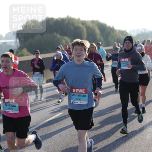 03.10.2025 - Köhlbrandbrückenlauf Jannik Wohlers http://msf.ph/oto/9053056 03.10.2025 09:19:47 Position 3 313, 1124, 1755, 1753 meine-sportfotos.de
