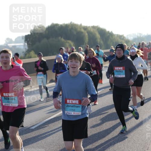 03.10.2025 - Köhlbrandbrückenlauf Jannik Wohlers http://msf.ph/oto/9053075 03.10.2025 09:19:47 Position 3 133, 1124, 1755, 1753, 2323 meine-sportfotos.de