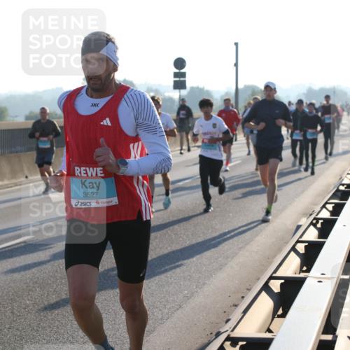 03.10.2025 - Köhlbrandbrückenlauf Lena Gebhardt http://msf.ph/oto/9053156 03.10.2025 09:15:42 Position 1 3270, 3527 meine-sportfotos.de