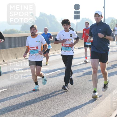 03.10.2025 - Köhlbrandbrückenlauf Lena Gebhardt http://msf.ph/oto/9053171 03.10.2025 09:15:43 Position 1 1142, 1068, 3338, 24, 1112 meine-sportfotos.de