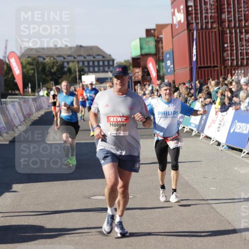 03.10.2025 - Köhlbrandbrückenlauf Jannik Wohlers http://msf.ph/oto/9053191 03.10.2025 13:09:23 Ziel 4129, 4134, 4212, 4334, 4377, 4681, 5061, 5352, 5740, 6037, 6062, 6349, 6661, 6743 meine-sportfotos.de