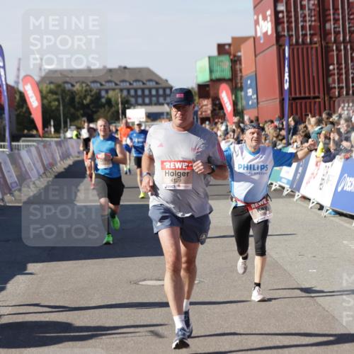 03.10.2025 - Köhlbrandbrückenlauf Jannik Wohlers http://msf.ph/oto/9053199 03.10.2025 13:09:24 Ziel 4129, 4134, 4212, 4334, 4681, 5061, 5352, 5740, 6037, 6062, 6349, 6661, 6743 meine-sportfotos.de